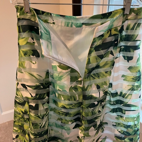 Beautiful multi shade green and white skirt - Picture 3 of 5
